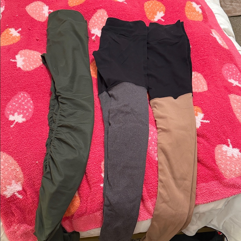 ALO Yoga Leggings Bundle Set - Black. Tan, Gray, and Green - Picture 7 of 7